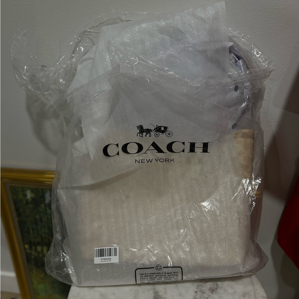 Coach Town Tote Bag In Signature Canvas Reversible NWT Light Khaki Chalk F76636 - Picture 5 of 7